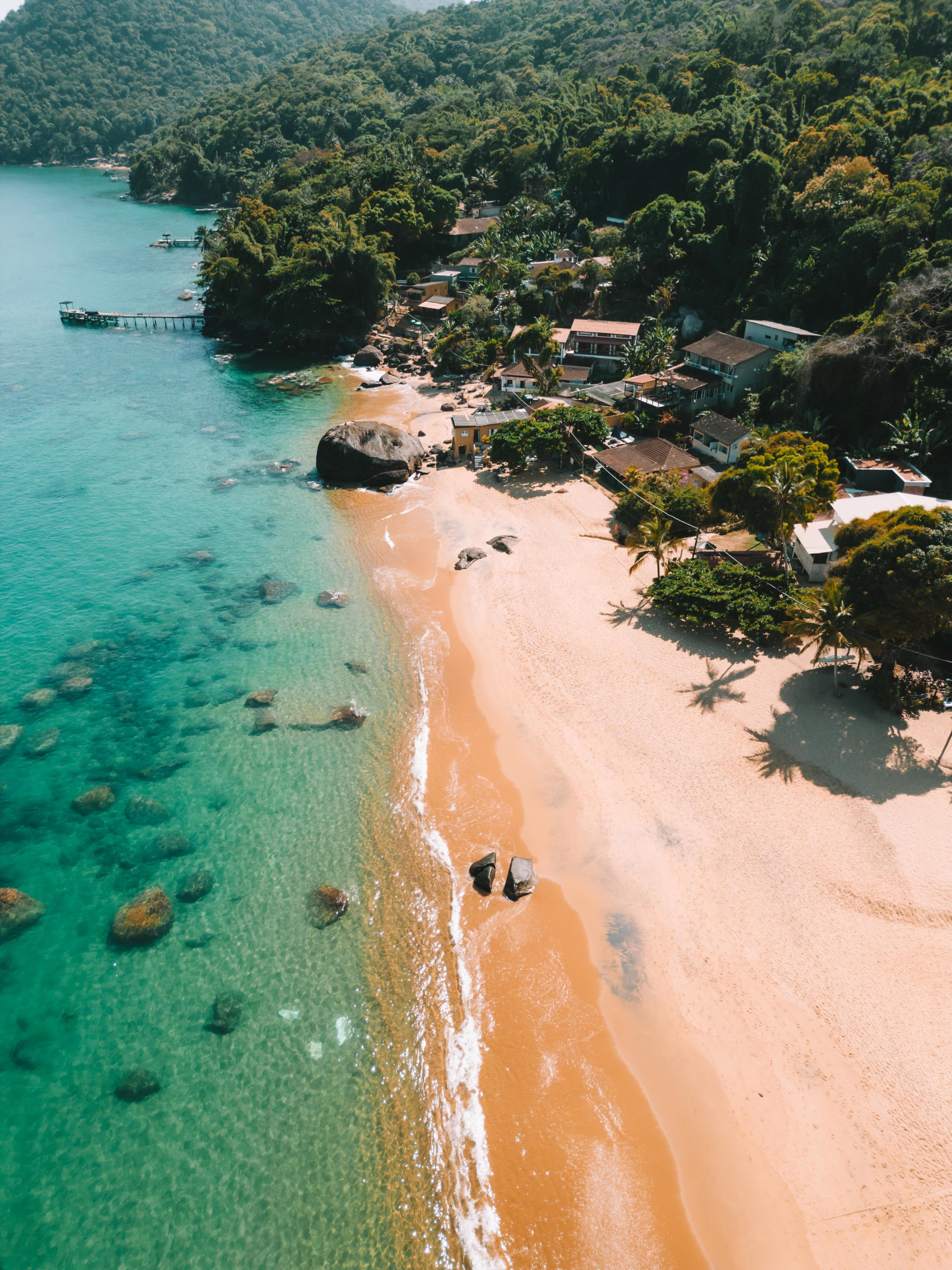 Paisagem tropical com mar azul
